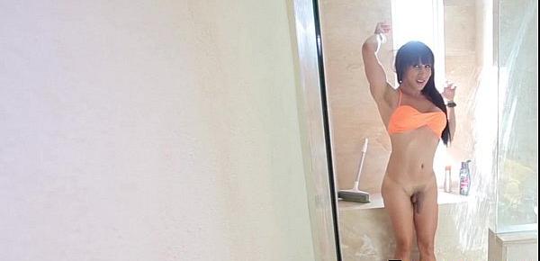  Venezolana tranny beauty taking sexy shower